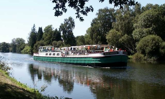 Built in 1903 for freight on the Nantes-Brest Canal, the barge Nin'arion now carries tourists from April to September between Pontivy and Hennebont.