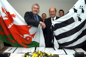 Welsh First minister Rhodri Morgan and Breton President Jean-Yves Le Drian sign the 'Memorandum of Understanding' between Wales and Brittany - Photo: Agence Bretagne Presse
